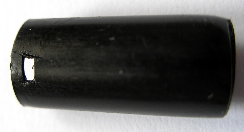 Modyfikacja pendrive-a - wycięcie w czarnej koszulce termokurczliwej